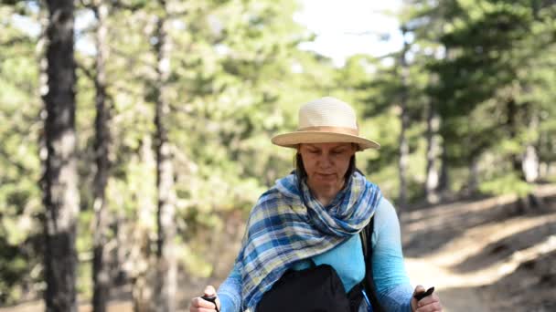 Woman hiker in a straw hat — Stock Video