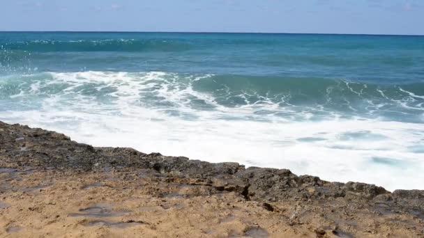 Sjøbølger plasker nær den steinete kysten – stockvideo