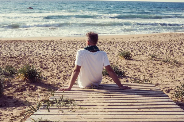 自由。海の海岸に座っている男 . — ストック写真