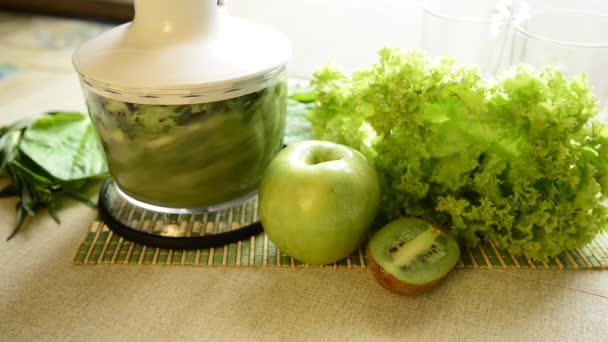 Matlagning grön smoothie — Stockvideo