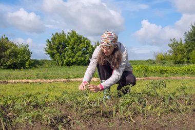 Kadın çiftçi heyecanla çalışma 