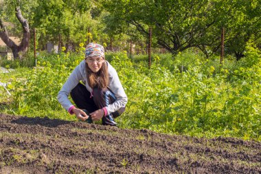 Alanında çalışan kadın çiftçi