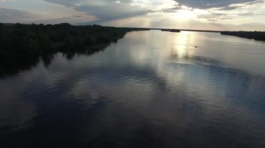 Havadan görünümü, kat yukarıda. Günbatımı ve Nehri üzerinde tekne sırasında büyük nehir