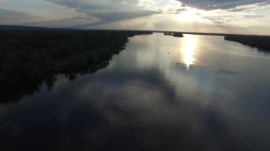 Gün batımı sırasında büyük nehir