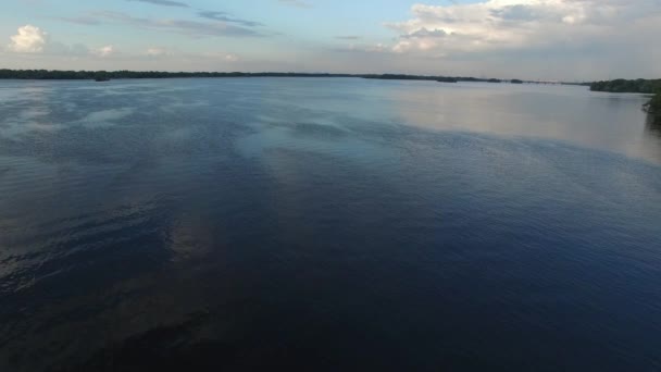 Grande rivière, ciel bleu dans les nuages et une grande ville à l'horizon 