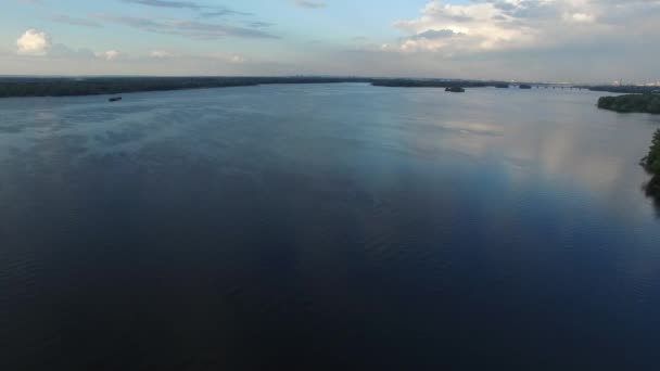 Prachtige landschap. Grote rivier tijdens zonsondergang — Stockvideo