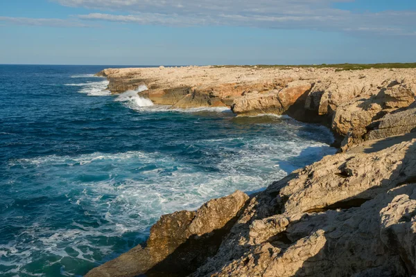 Sea waves breaking on rocky coast. — Stock Photo, Image