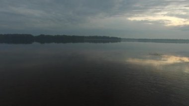  Nehir kara sevdanın, bulutlar gökyüzünde