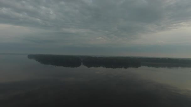 Las orillas del río en la niebla, el cielo en las nubes — Vídeos de Stock