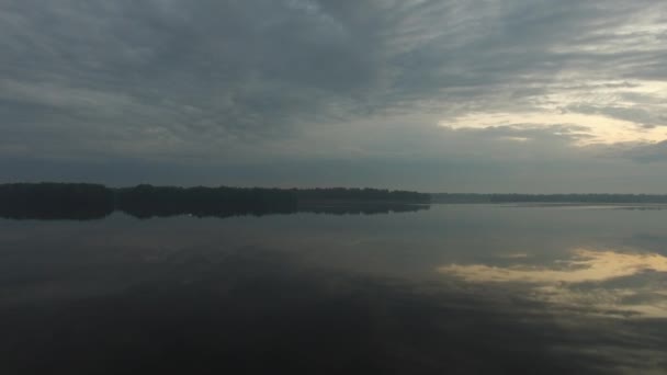 Світанок біля великої річки — стокове відео