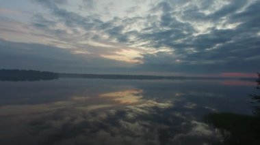 Kadar büyük Nehri üzerinde şafakta uçan