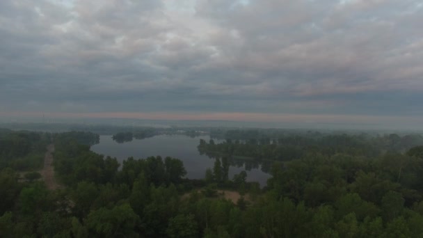 Réflexions d'un nuage en eau calme. Vue aérienne 