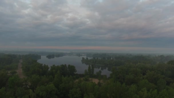 Отражения облаков в спокойной воде. Вид с воздуха — стоковое видео