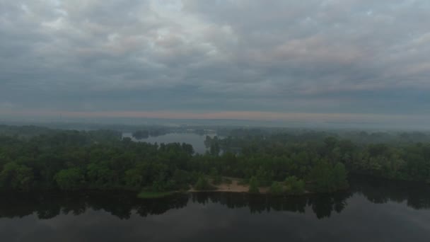 Flug über die Inseln auf einem großen Fluss im Morgengrauen — Stockvideo