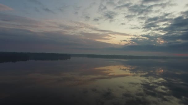 Volare sul grande fiume all'alba. Cielo colorato — Video Stock