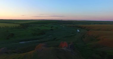Uçuş kayalık kıyıları ile bataklık Nehri üzerinde