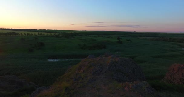 Amanecer sobre el río pantanoso con costas rocosas — Vídeos de Stock