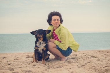 Bir köpekle hayal kadın oturur 