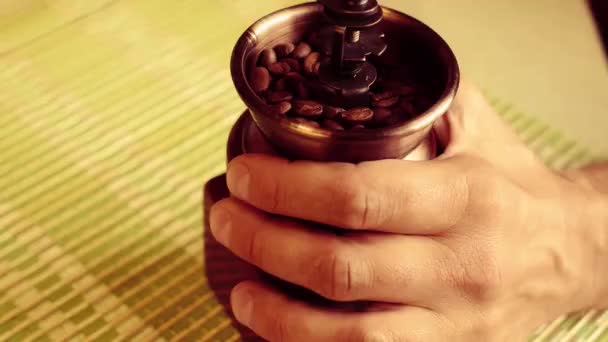 커피 밀에 원두 커피 — 비디오