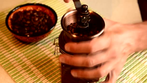 Человек измельчает кофейную фасоль — стоковое видео