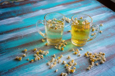 İki bardak bitkisel çay 