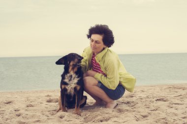 Mutlu kadın bir köpekle oynamayı 