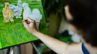 Sanatçı bir resim çizer.