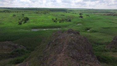  Kır üzerinde uçan