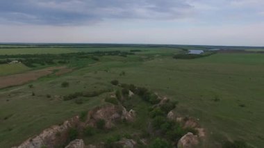  Küçük Kanyon, mera, ekili alanlar, göl yakınındaki evleri. Havadan görünümü