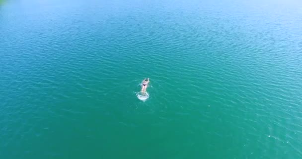 Kvinnan simma fjärilsim i havet — Stockvideo