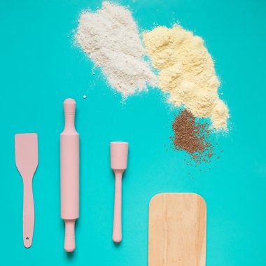 Turkuaz arka plan üzerinde mutfak gereçleri.