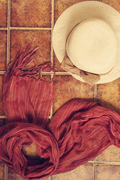 Straw hat on the tiled brown background — Stock Photo, Image