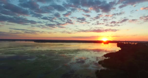 Восход солнца над великой рекой — стоковое видео