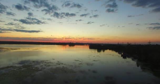 Vliegen over de ochtendgloren stad aan de rivier. — Stockvideo