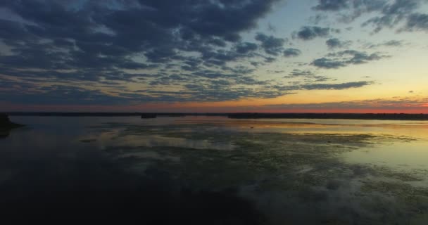 Предрассветный полет над большой рекой — стоковое видео