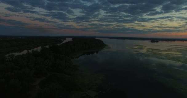 Voo ao amanhecer sobre as ilhas em um grande rio coberto — Vídeo de Stock