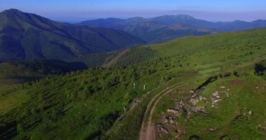 Ukrayna ve Romanya arasındaki sınırda, Karpat Dağları Panoraması havadan görünümü