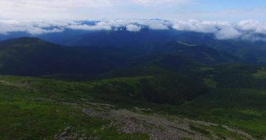 Bulutlu sabah taşlarla havadan görünümü sırtlar kaplı çam ağaçları, çayırlar, Karpat Dağları'nın yamaçlarında