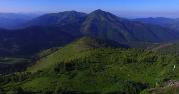 Pemandangan udara gunung Farcau di perbatasan antara Ukraina dan Rumania — Stok Video