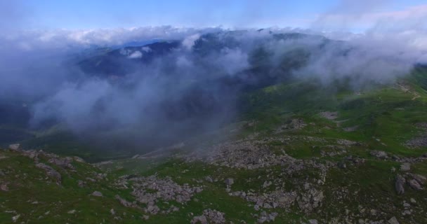 Vista aérea de las montañas de los Cárpatos en clima nublado — Vídeo de stock