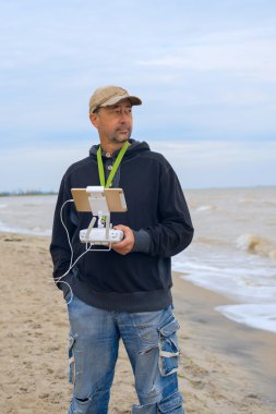 Adam dronun uzaktan kumanda ile