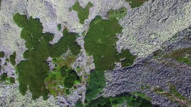 Vista aérea del campamento de excursionistas en las laderas rocosas Montañas Cárpatas — Vídeos de Stock