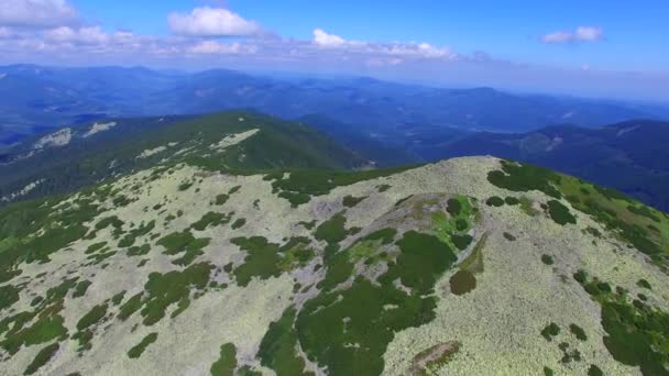 Volando sobre crestas rocosas y valles de montañas Cárpatas — Vídeos de Stock