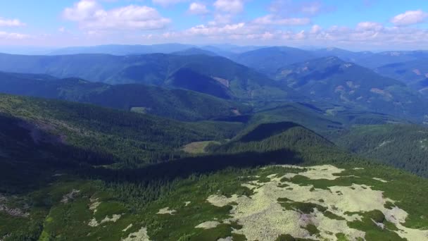 Vista aérea das montanhas dos Cárpatos com sombras de nuvens nas encostas — Vídeo de Stock
