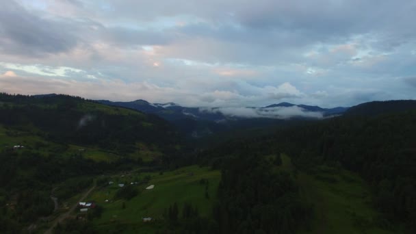 Vista aérea del campo en el valle de las montañas de los Cárpatos — Vídeos de Stock