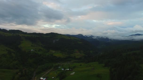 Volando hacia atrás sobre un pequeño pueblo — Vídeo de stock