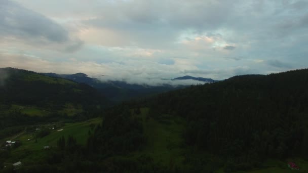 Fliegen in der Nähe eines kleinen Dorfes — Stockvideo