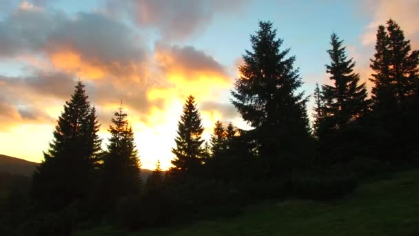 Hermosa vista del cielo con hermosas nubes al atardecer — Vídeo de stock