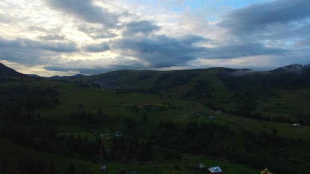 Flug über ein kleines Dorf in den Karpaten — Stockvideo