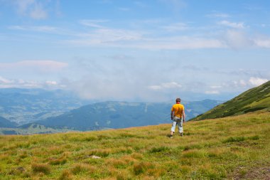 Uzun yürüyüşe çıkan kimse adam. Arkadan Görünüm.